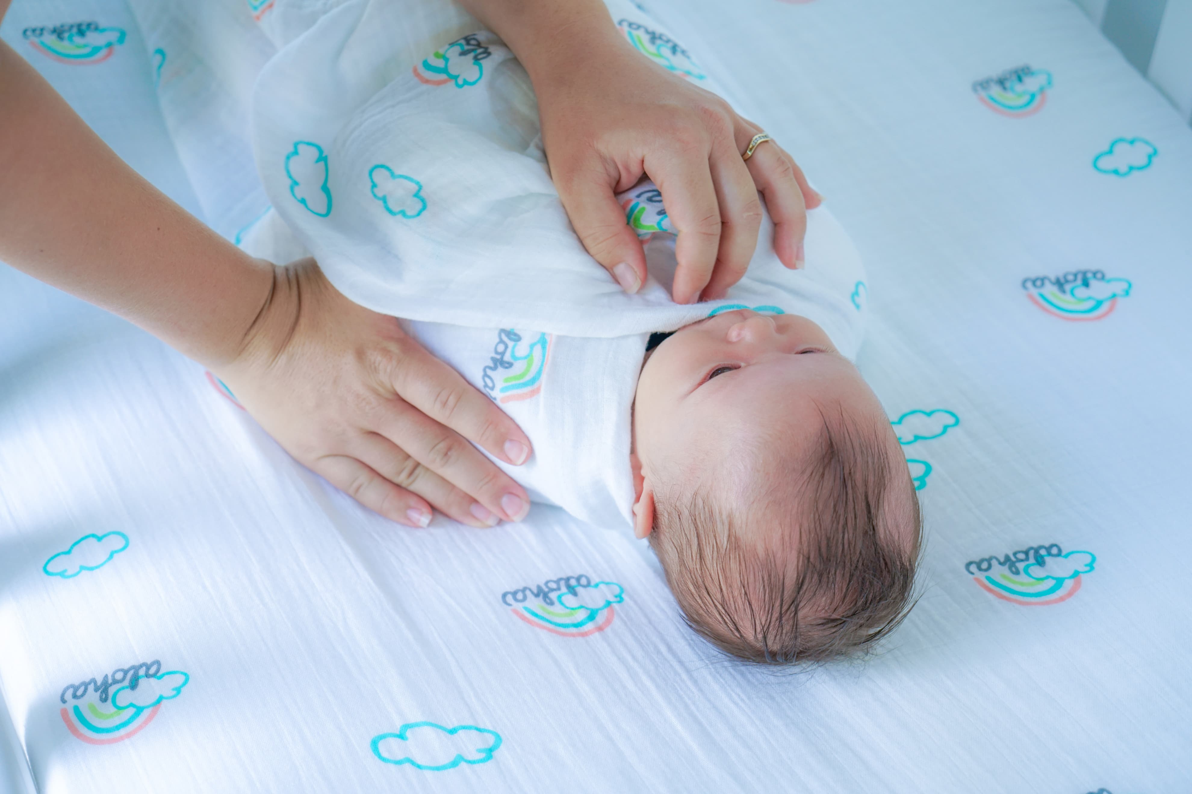 Benefits of swaddling discount a newborn baby