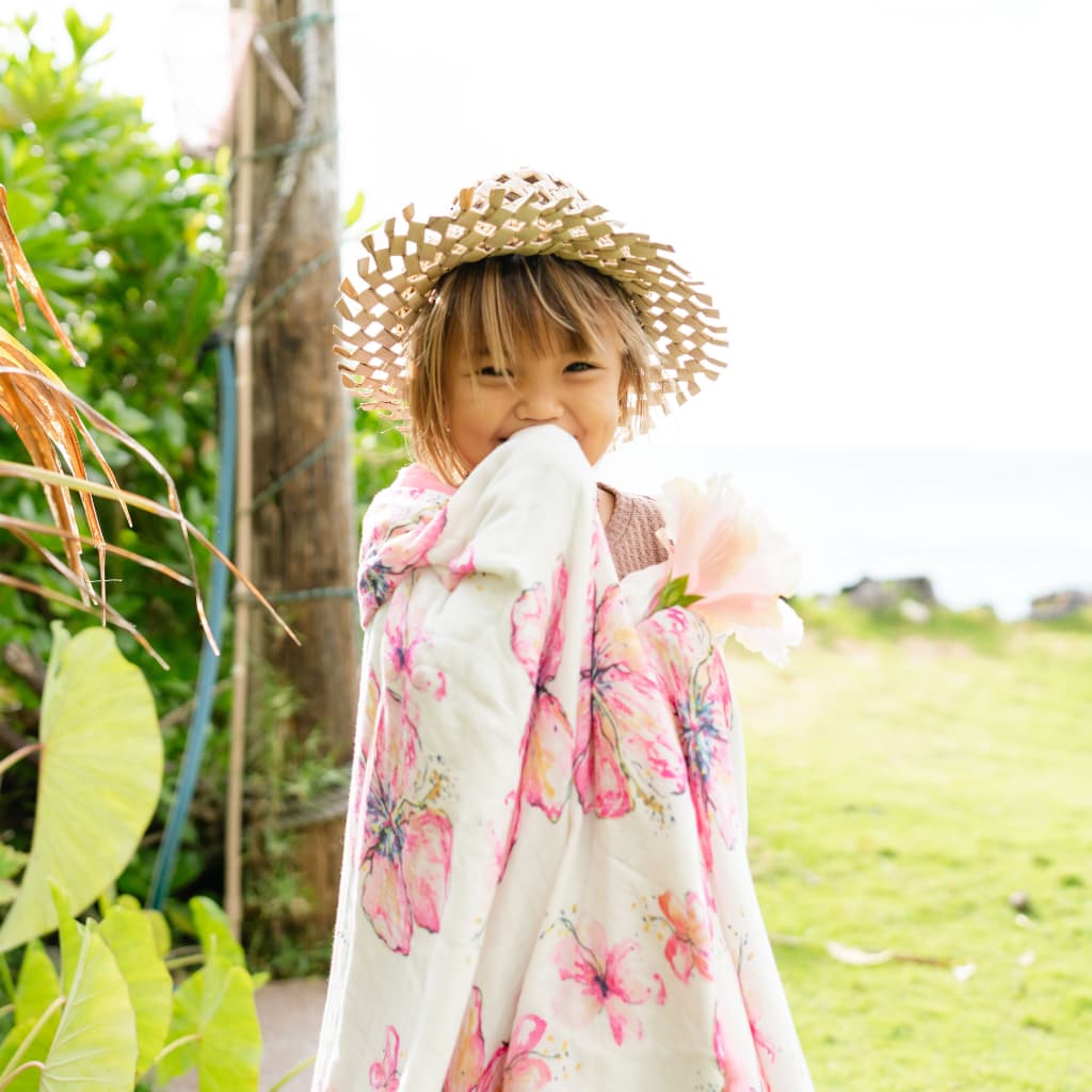 Hibiscus Kiss Throw Blanket